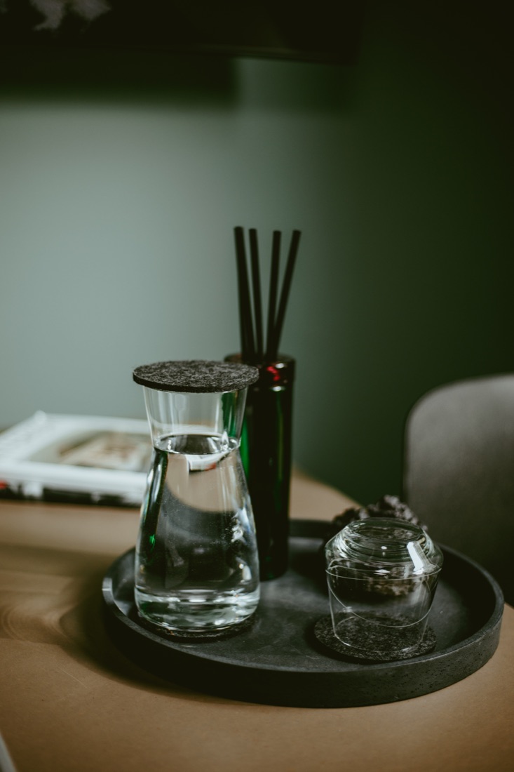 Ūdens karafe un aromāts pārrunu telpā